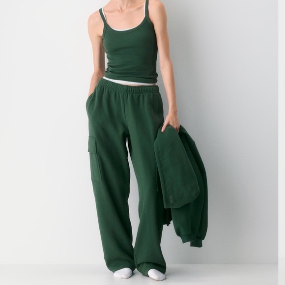 TNA Pants - ARITZIA TNA Sweatfleece Cozy Fleece Dark Green Cargo Sweatpants.
